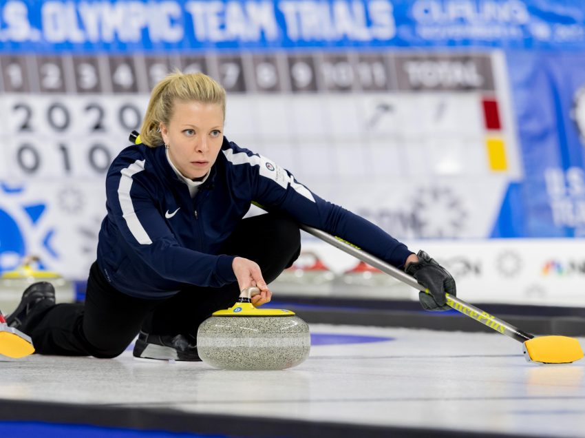 USA Women with Backs to the Wall